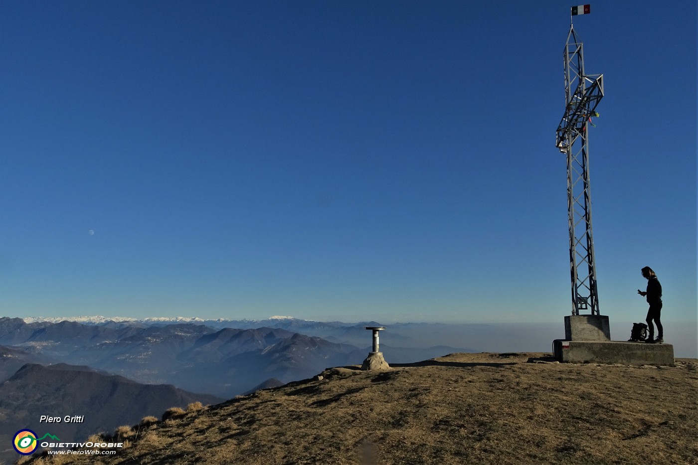 42 Alla croce di vetta del Linzone (1392 m).JPG